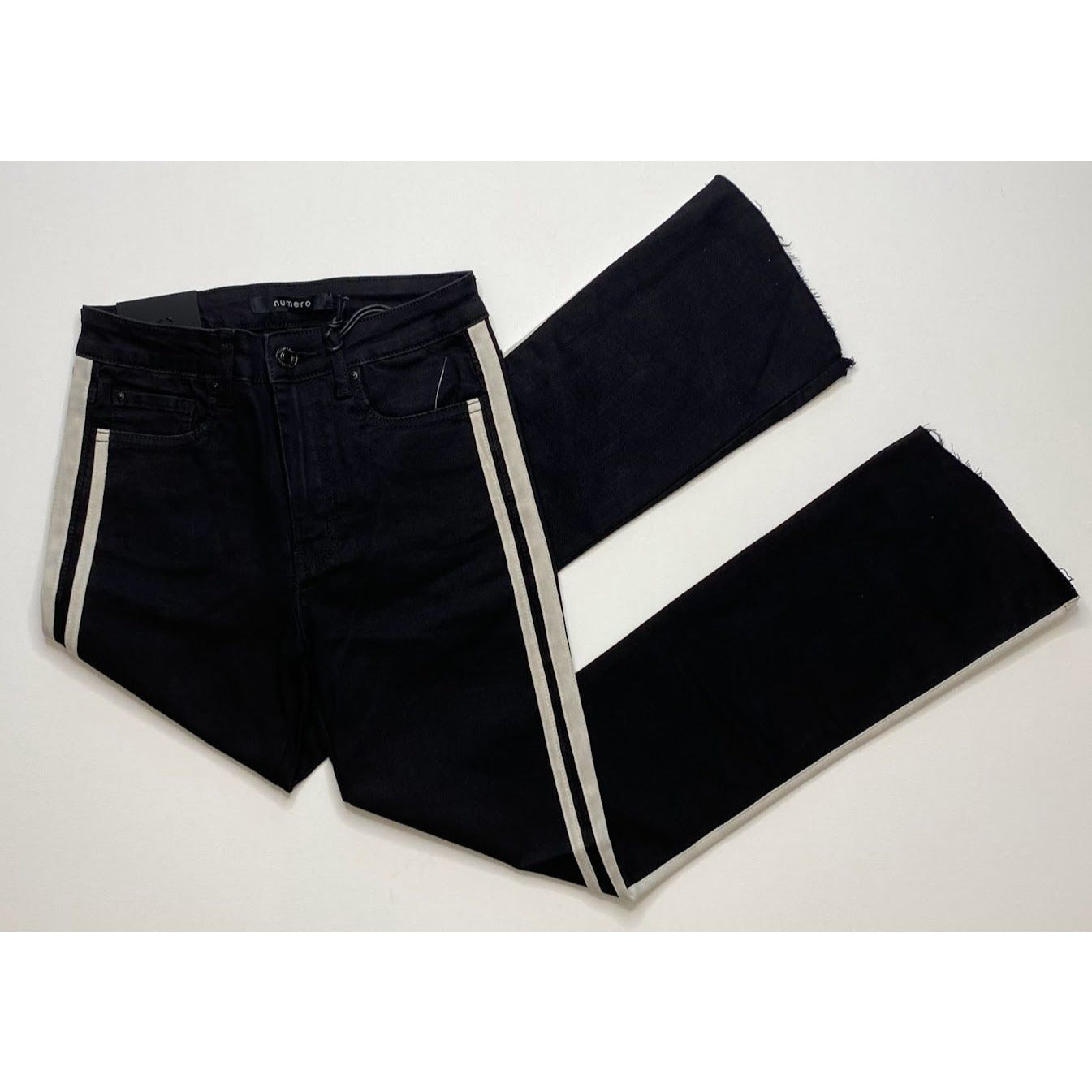 Numero Chelsea Flare Crop Jeans 26 Black